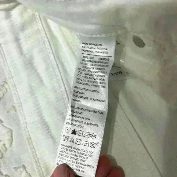 Denizen from Levi’s high-rise white shorts. Women’s size 10 - Picture 7 of 9